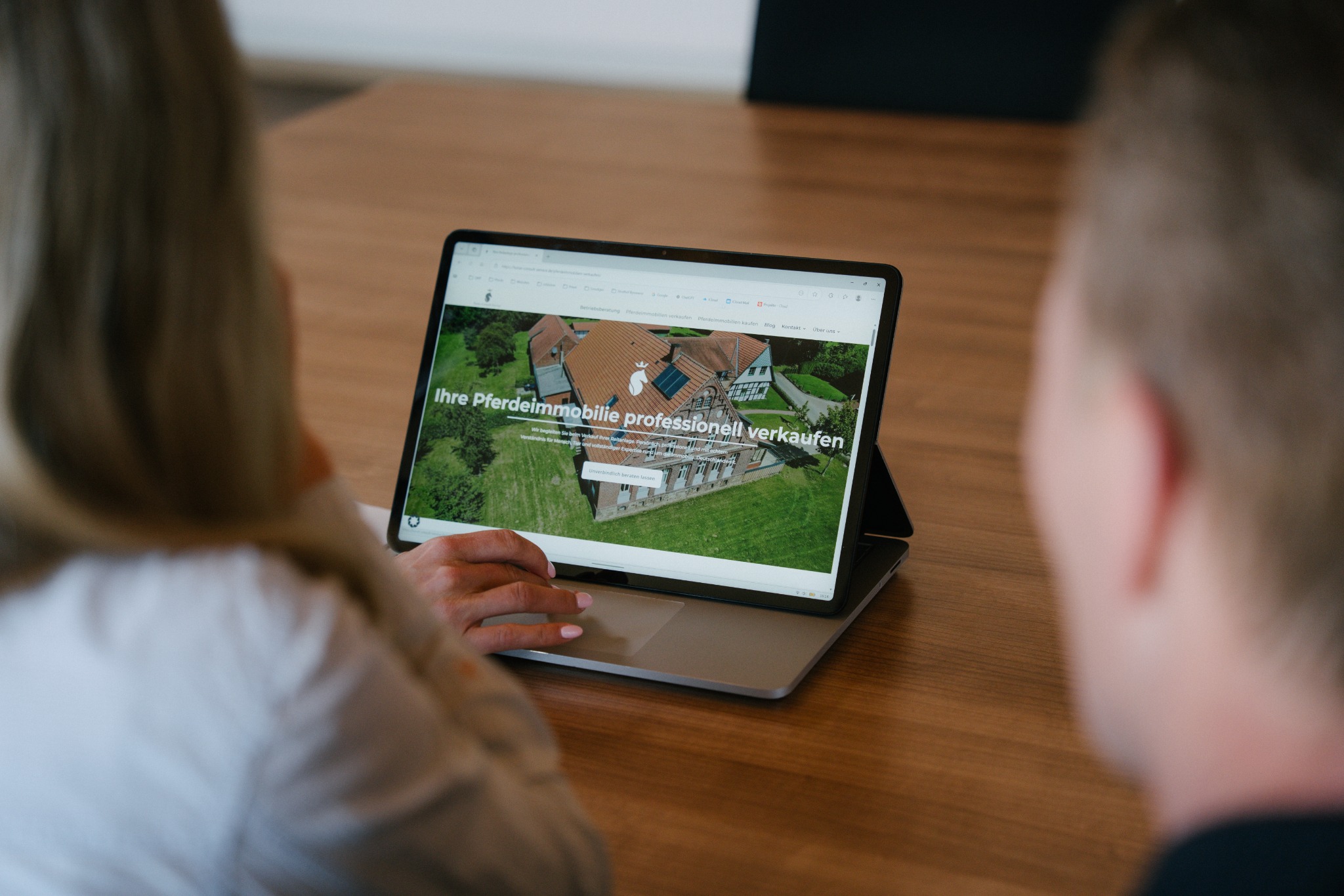 Beratung zur Vermarktung von Pferdeimmobilien am Laptop