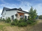 Bild2 - Wohn – Ensemble mit 2 Häusern, Stallungen, Reitplatz und Weiden!
