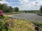 Bild6 - Wohn – Ensemble mit 2 Häusern, Stallungen, Reitplatz und Weiden!