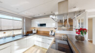 Kuche-Wohnzimmer (1) - Gepflegtes Reiteranwesen mit schönem Wohnhaus und ca. 5,4 Hektar Grund in toller Lage