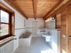 28. Badezimmer OG - Ein Ort zum Glücklichsein – Wo blühende Gärten, saftige Wiesen und Platz für Pferde auf Sie warten