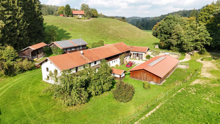 Einzigartiger Pferdehof in traumhafter Alleinlage – ca. 4 ha Eigenland, zwei Wohnhäuser und moderne Pferdehaltung, 84533 Marktl