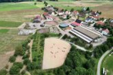 Bild - Exklusive Reitanlage im Großraum Nürnberg mit 2 Wohnhäusern – Optional weitere Gebäude und Land zu erwerben!