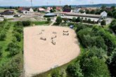 Bild - Exklusive Reitanlage im Großraum Nürnberg mit 2 Wohnhäusern – Optional weitere Gebäude und Land zu erwerben!