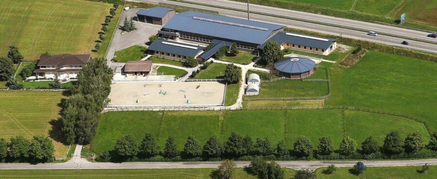 Ostschweiz – Exklusive Reitsportanlage mit mediterraner Villa und weitläufigem Land, 8370 Sirnach, Reiterhof