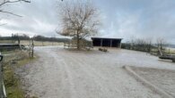 Bild - Reitanlage mit Wohnhaus, arrondierten Flächen und moderner PV-Anlage
