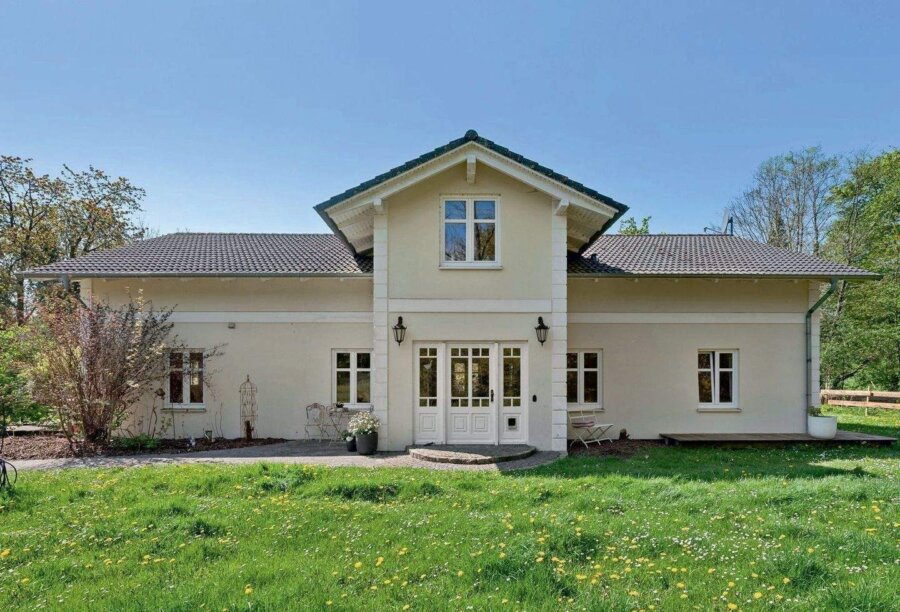 Elegantes Privatanwesen in Alleinlage für Pferdefreunde in ruhiger Lage, 24321 Giekau, Reiterhof
