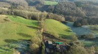 Bild - Bauernhof mit Panorama-Blick – Wohnen mit Tieren