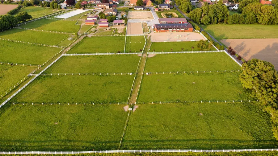 Modernes Reitanwesen auf 3,4 ha – Reithalle, 13 Boxen, 2 Reitplätze und mehr, 27612 Loxstedt, Land-/Forstwirtschaft